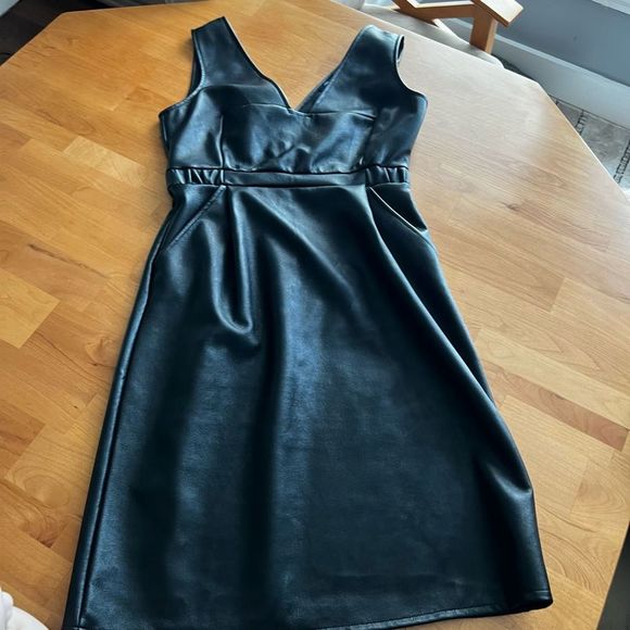 FRENCH CONNECTION faux leather v-neck dress Sz 8 - Picture 2 of 10